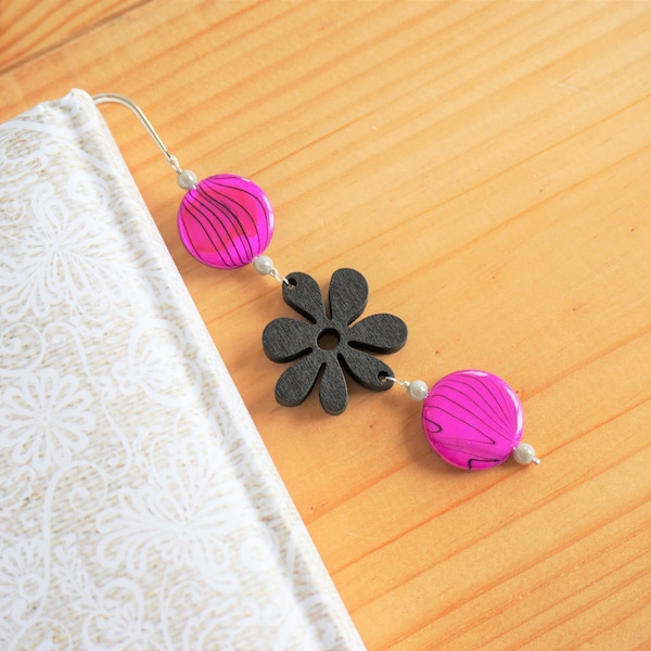 Signet en métal - fleur en bois, noir, bille de coquillage rose fushia. Marque-page couleur argent. breloque, pendentif. Cadeau, lecture