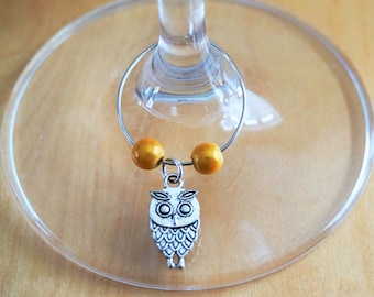 Set of 6 decorative wine glass identifiers, owl charm. Glass markers, metal ring. Color: yellow, turquoise, red, blue, purple and green