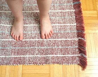 Handwoven rectangular rug, carpet (white /rosewood) . Weaving with fringes and stripes. Carpet, doormat, home decoration