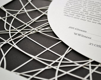 Könnte beinhalten: Ein Dokument mit einem kreisförmigen Ausschnitt, der einen dunkelgrauen Hintergrund mit verschlungenen, weißen Papierstreifen freigibt. Das Dokument enthält gedruckten Text auf Englisch und Hebräisch, darunter die Begriffe Groom, Witness und Officiant.