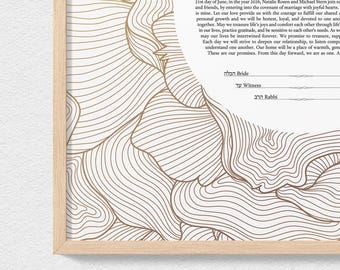 Puede incluir: Una Ketubah enmarcada, un contrato de matrimonio judío, con elegantes dibujos lineales y texto en color dorado. El documento incluye las palabras "Bride", "Witness" y "Rabbi". El diseño presenta un marco de madera clara.