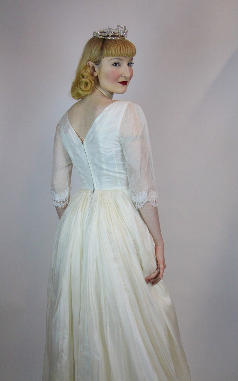 Vintage 1950s Elegant Georgette Silk & Lace Wedding Dress Renaissance Gown with Sheer Sleeves and Small Train, Full Skirt Ring Silk Size S image 5