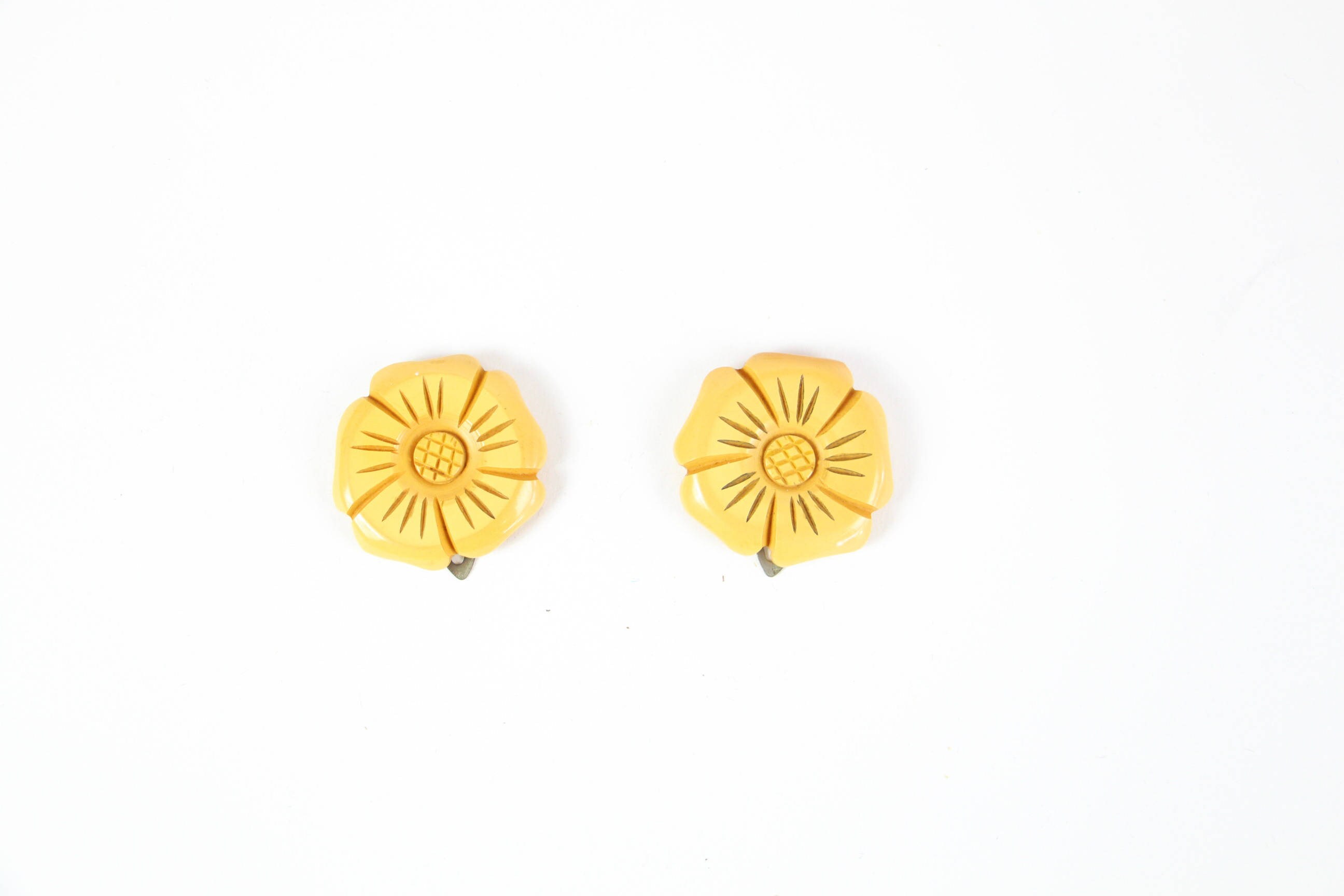 Vintage Art Deco Carved Yellow Flower Plastic Celluloid  display picture 2