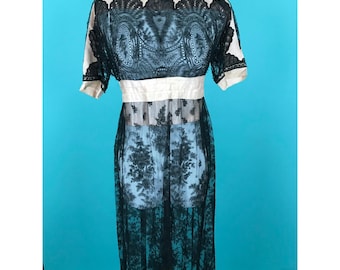 Vestido de gala antiguo de estilo eduardiano, de seda rosa con encaje Chantilly negro y corte imperio, de principios del siglo XX.