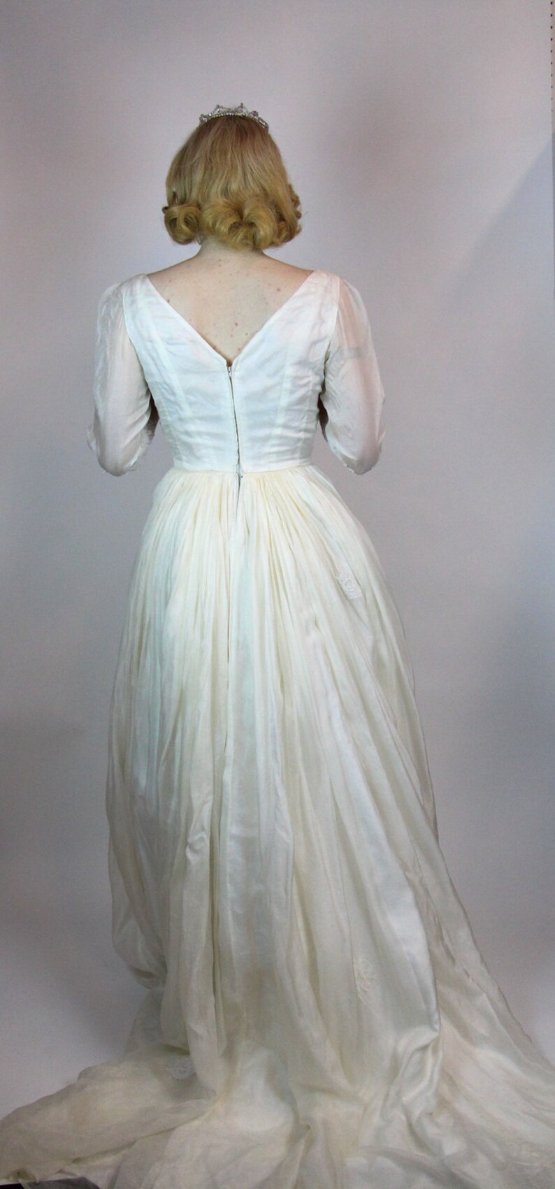 Vintage 1950s Elegant Georgette Silk & Lace Wedding Dress Renaissance Gown with Sheer Sleeves and Small Train, Full Skirt Ring Silk Size S image 4