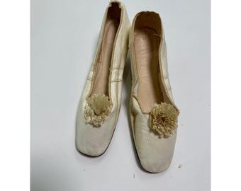 Scarpe da sposa vintage anni '20 in pelle di capretto con fiori di seta, modello flapper color crema, taglia 7