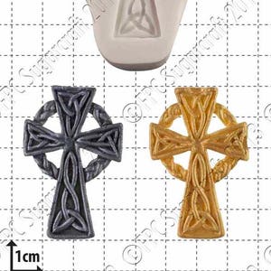 Può includere: Due stampi a forma di croce celtica, uno in silicone bianco e due in oro e argento, che misurano 1 cm di diametro.