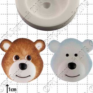 Può includere: Due stampi in silicone per realizzare decorazioni per torte a forma di viso di orso. Gli stampi hanno un diametro di 1 cm e mostrano un viso di orso marrone e un viso di orso bianco.