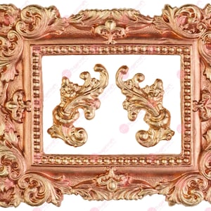 Könnte beinhalten: Ein verzierter Bilderrahmen in Gold mit einem dekorativen Design. Der Rahmen hat einen erhöhten Rand und komplizierte Details.