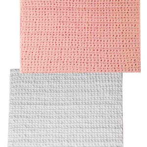 Op de afbeelding: Twee stukken stof, een roze en een wit, met een geweven textuur. De stof is ideaal voor knutselprojecten.