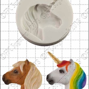Può includere: Stampo in silicone per realizzare topper per torte a forma di unicorno e cavallo. Lo stampo è bianco e mostra una testa di unicorno con una criniera arcobaleno e una testa di cavallo con una criniera marrone.