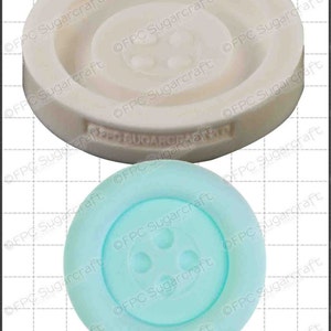 Puede incluir: Un molde de silicona blanco para hacer un botón de 1 cm con cuatro agujeros. El molde se muestra junto a un botón azul claro hecho con el molde.