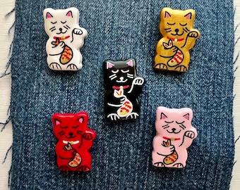 Juego de pins de gato de la suerte kawaii: Maneki Neko de arcilla polimérica pintado a mano
