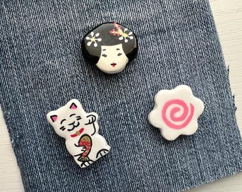 Pines de arcilla polimérica kawaii: Gato de la suerte, Geisha, Pastel de pescado - Juego de 3