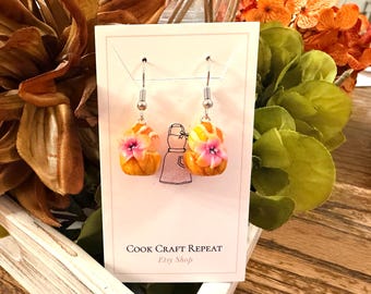 Orecchini hawaiani con ibisco e ghiaccio tritato al tramonto