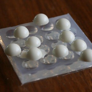 A transparent silicone mould for jewellery DIY,  MULTI Cavities, 16 pieces (cabochon 14mm)