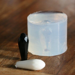 A transparent silicone mold for jewellery Diy, a faceted teardrop 8/20mm, 1 piece