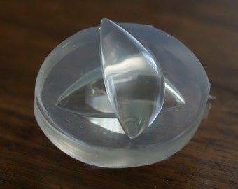 A transparent silicone mold for jewellery Diy,  leaf / petal