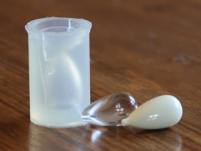 A transparent silicone mold for jewellery DIY 1 piece a teardrop1424mm