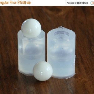 A transparent silicone mold for jewellery Diy,  2 pieces a sphere of 4 mm diameter.