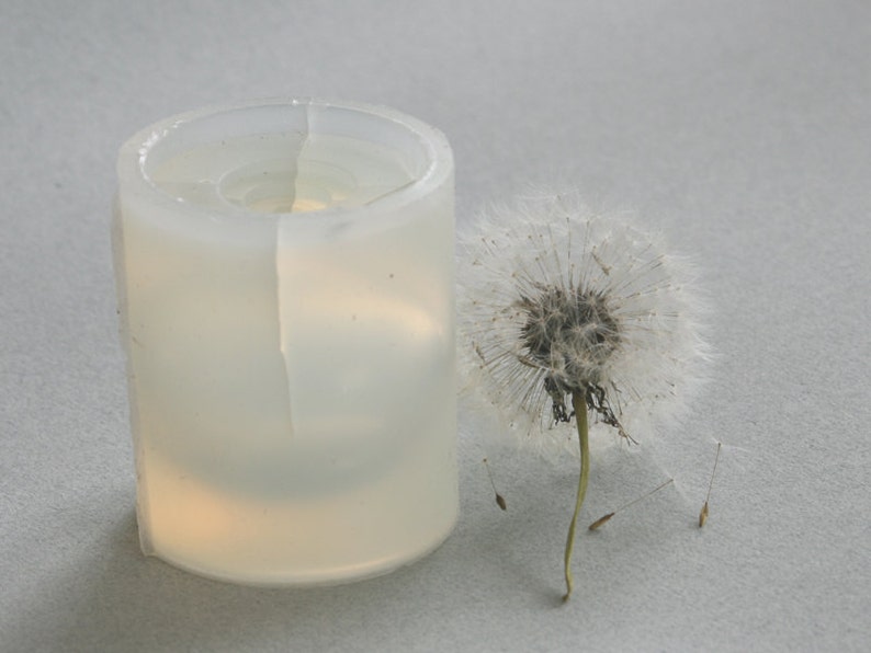 A silicone mould for jewellery DIY Specially designed to create a \u201cdandelion in resin\u201d A sphere of 40 mm diameter.