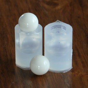A transparent silicone mold for jewellery DIY,  2 pieces a sphere of 6 mm diameter.