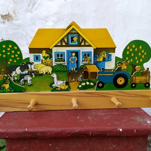 Vintage Holz Mantel Rack Aufhänger Halter mit Landschaft Dekor, 5 Haken. Wand-Dekor, hängende Möbel, Holz-Wand-Kunst - Zusammensetzung Bauernhaus