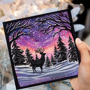 Carte de Noël Silhouette renne avec aurores boréales Ciel étoilé Forêt de pins Aurore boréale Cerf Hiver Noir Rose Orange Soleil Neige