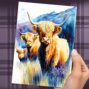 Tarjeta de acuarela con vacas de las Tierras Altas para el verano, paisaje de montaña con campo de brezos escoceses, cumpleaños para el Día de la Madre, tarjetas rústicas para amantes de las vacas