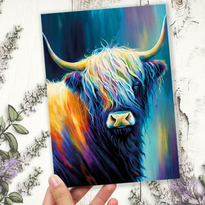 Puede incluir: Una pintura colorida de una vaca Highland con pelo largo y fluido. El pelaje de la vaca está pintado en tonos de azul, morado, amarillo y naranja. El fondo es azul oscuro con vetas de azul claro y morado.