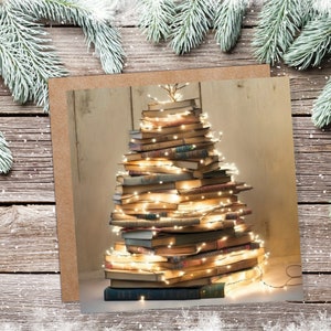 Amantes de livros Cartão de Natal Árvore e Luzes de Fadas Pilha de livros Cartões exclusivos para leitores ávidos Saudações douradas para amigos da família Natal 2025