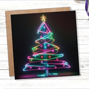 Biglietto di auguri per albero di Natale al neon, luci luminose, tubo di illuminazione Y2K, colori vivaci, arcobaleno colorato, biglietti moderni e unici per la famiglia, gli amici, Natale 2025