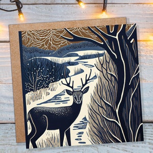 Carte d'hiver cerf linogravure marron et bleu paysage d'hiver enneigé forêt rivière forêt neige scène Noël 23 salutations famille amis merci
