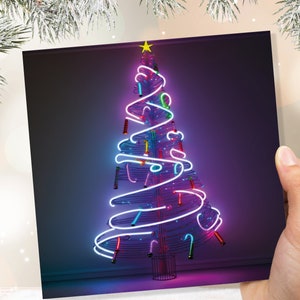 Cartão de Natal de néon Árvore 80s Luzes brilhantes Tubo de iluminação Y2K Cores brilhantes Colorido Rosa Roxo Cartões modernos para família Amigos Natal 2025