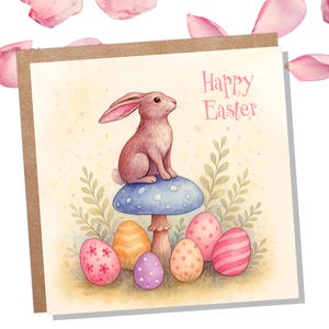 Pastell Osterhase Karte Sitzt auf einem Fliegenpilz mit Dekorierten Eiern Süße Nachhaltige Grüße Frühling Illustration Pilz Kunst Neu für 2025