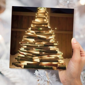 Boekenwurmen Kerstboomkaart voor bibliothecarissen Boekenclubs Bibliotheeklezers Kerstverlichting Stapel boeken Groeten voor familievrienden Kerstmis 2025