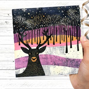 Biglietto di Natale scandinavo con linoleografia, cervo, nero, rosa, arancione, scena invernale nella foresta con fiocchi di neve, renne, arte del bosco per la famiglia, gli amici, 2025