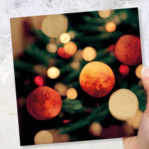 Biglietto di auguri di Natale astratto con albero con luci bokeh, magica luce scintillante, grazioso, unico, stravagante, saluti per la famiglia, gli amici, Natale 2025