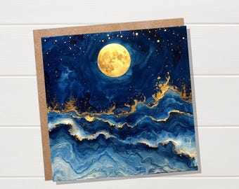 Peut inclure: Carte de vœux avec un motif céleste. Un pleine lune dorée domine un ciel nocturne bleu foncé parsemé d'étoiles. Des accents dorés mettent en valeur les nuages et les vagues au premier plan. La carte est sur un fond marron.