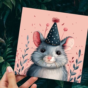 Jolie carte d'anniversaire chinchilla célébration festive chapeau de fête pois gris rose fleurs feuilles illustration lunatique animal de compagnie assis merci