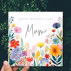 Carte de fête des mères botanique fleurs sauvages avec calligraphie de maman Design floral unique pour maman Fleurs colorées lumineuses