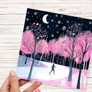 Carte de Noël patinage sur glace Nuit d'hiver magique Arbres Nuit étoilée Scène au clair de lune Neige Rivière gelée Flocons de neige Noir et rose Noël 2025