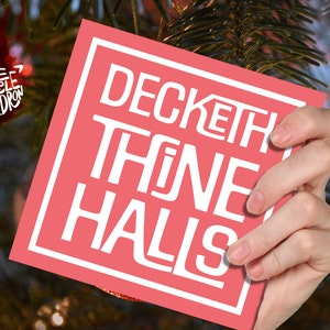 Kerstkaartcitaten Grappig "Decketh Thine Halls" Middeleeuws oud Engels spreekt rood of groen Wenskaart Vrienden Berichten Nieuw voor Kerstmis 2022