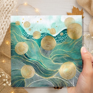 Tarjeta de felicitación abstracta con olas del océano para cualquier ocasión, ideal para amantes de la naturaleza. Verde mar azul con patrones de garabatos dorados relajantes. Meditación ecológica.