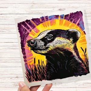 Tarjeta de tejón con grabado en linóleo, arte único, vibrante, atardecer, vida salvaje, primavera, verano, campo, tierra de cultivo, escena rosa y amarilla para amantes de la naturaleza, familia y amigos