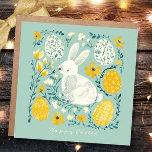Tarjeta de conejito blanco y huevos de Pascua con saludos de Pascua para familiares y amigos. Arte popular ecológico. Menta y amarillo. Paquete de 1, 5 o 10.