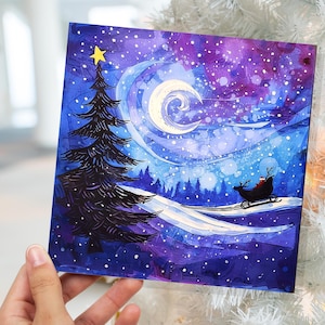 Carte de voeux pourpre avec scène de neige nuit d'hiver avec traîneau du Père Noël, ciel étoilé, arbre de Noël, croissant de lune, amis de la famille, nouveauté pour Noël 2025