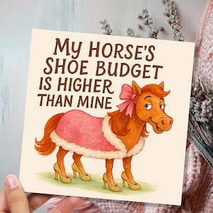 Lustige Pferdegeburtstagskarte - mein Hufbudget ist höher als meins - Reiterschuh-Zitat-Karte für Pferdeliebhaber ihr humorvolles Reitergeschenk