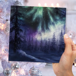 Magisch noorderlicht Kerstkaart Bos Sneeuwscène Besneeuwd bos Groen Blauw Paars Aurora Borealis Kerstkaarten voor familie vrienden 2022