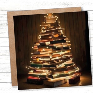 Tarjeta navideña con árbol y luces de hadas para amantes de los libros. Tarjetas únicas para ratones de biblioteca. Pila de libros. Saludos dorados para familiares y amigos en Navidad 2025.